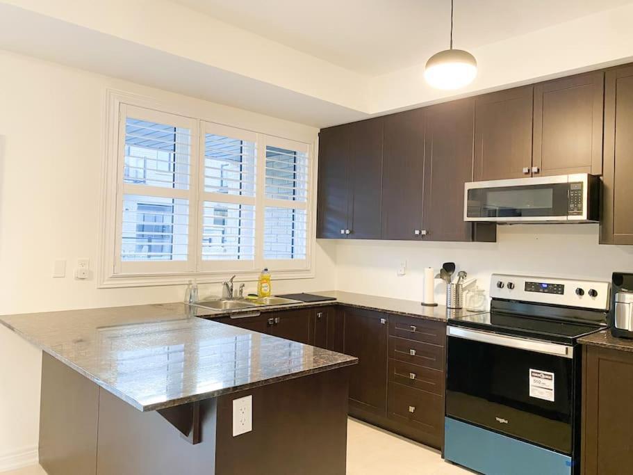 Elegant Rooms In Shared Townhouse Next To Beach Whitby Exterior photo