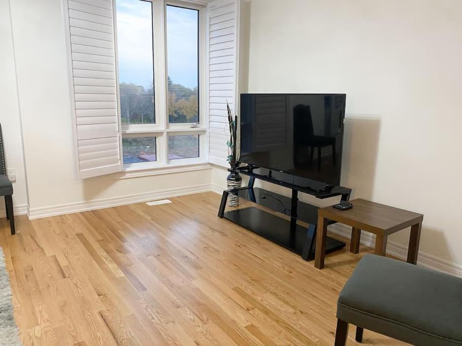 Elegant Rooms In Shared Townhouse Next To Beach Whitby Exterior photo