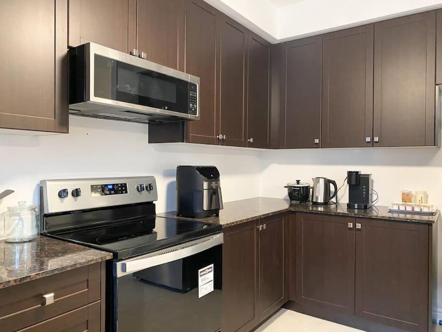 Elegant Rooms In Shared Townhouse Next To Beach Whitby Exterior photo