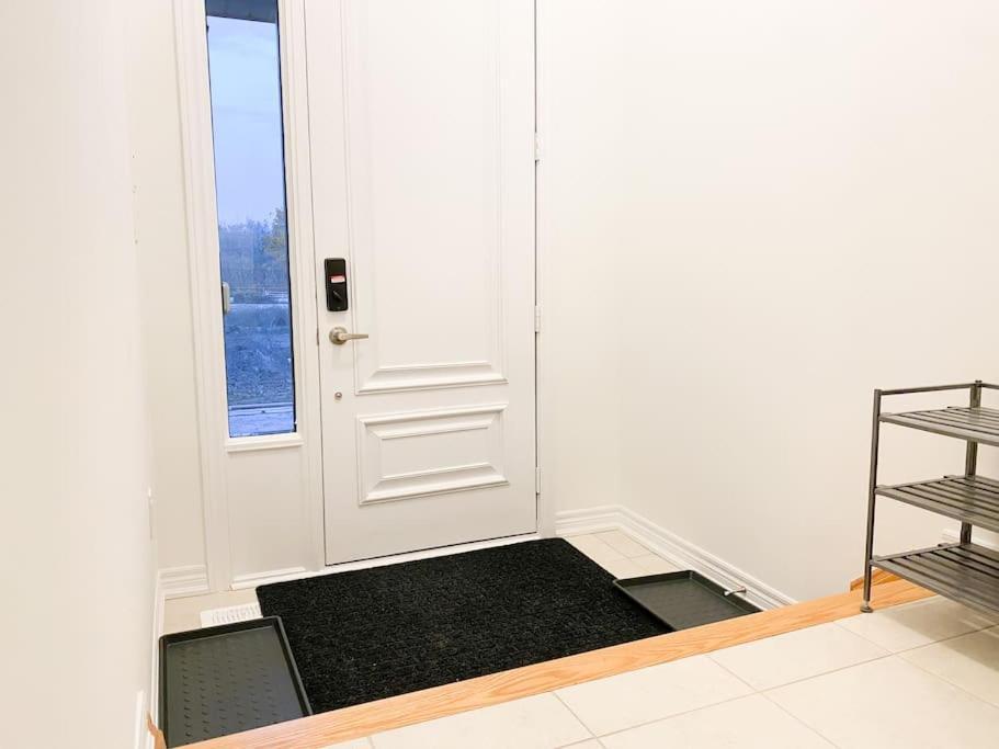 Elegant Rooms In Shared Townhouse Next To Beach Whitby Exterior photo