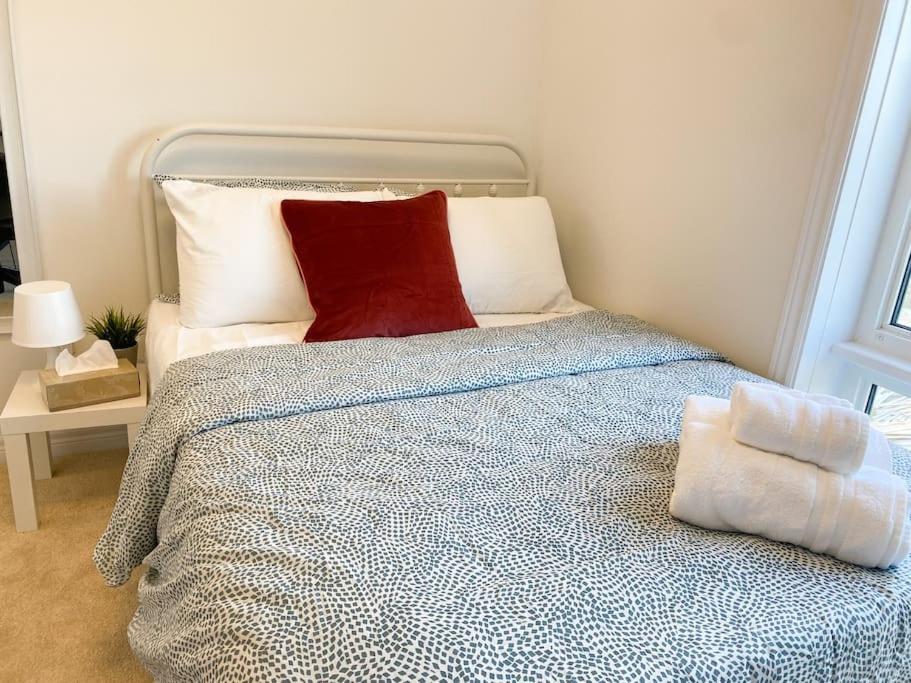 Elegant Rooms In Shared Townhouse Next To Beach Whitby Exterior photo