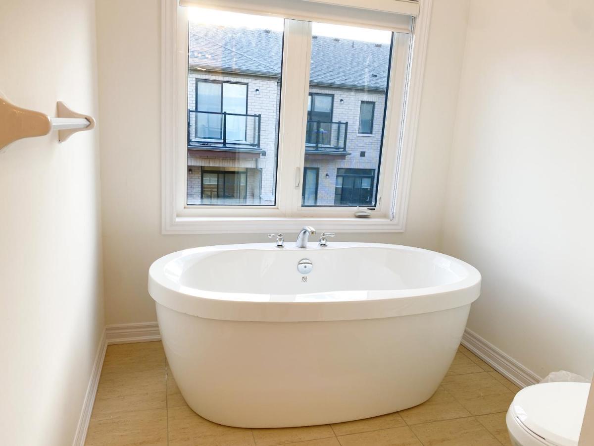 Elegant Rooms In Shared Townhouse Next To Beach Whitby Exterior photo