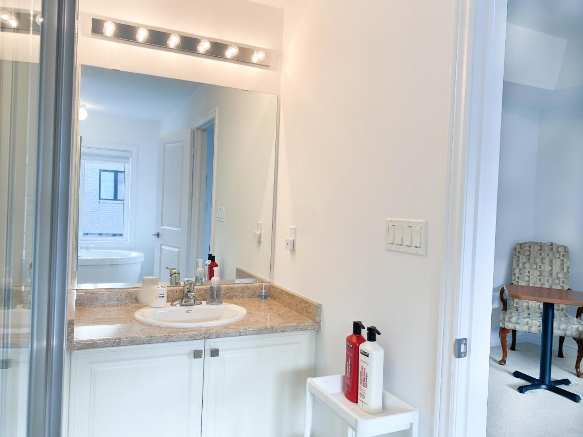 Elegant Rooms In Shared Townhouse Next To Beach Whitby Exterior photo